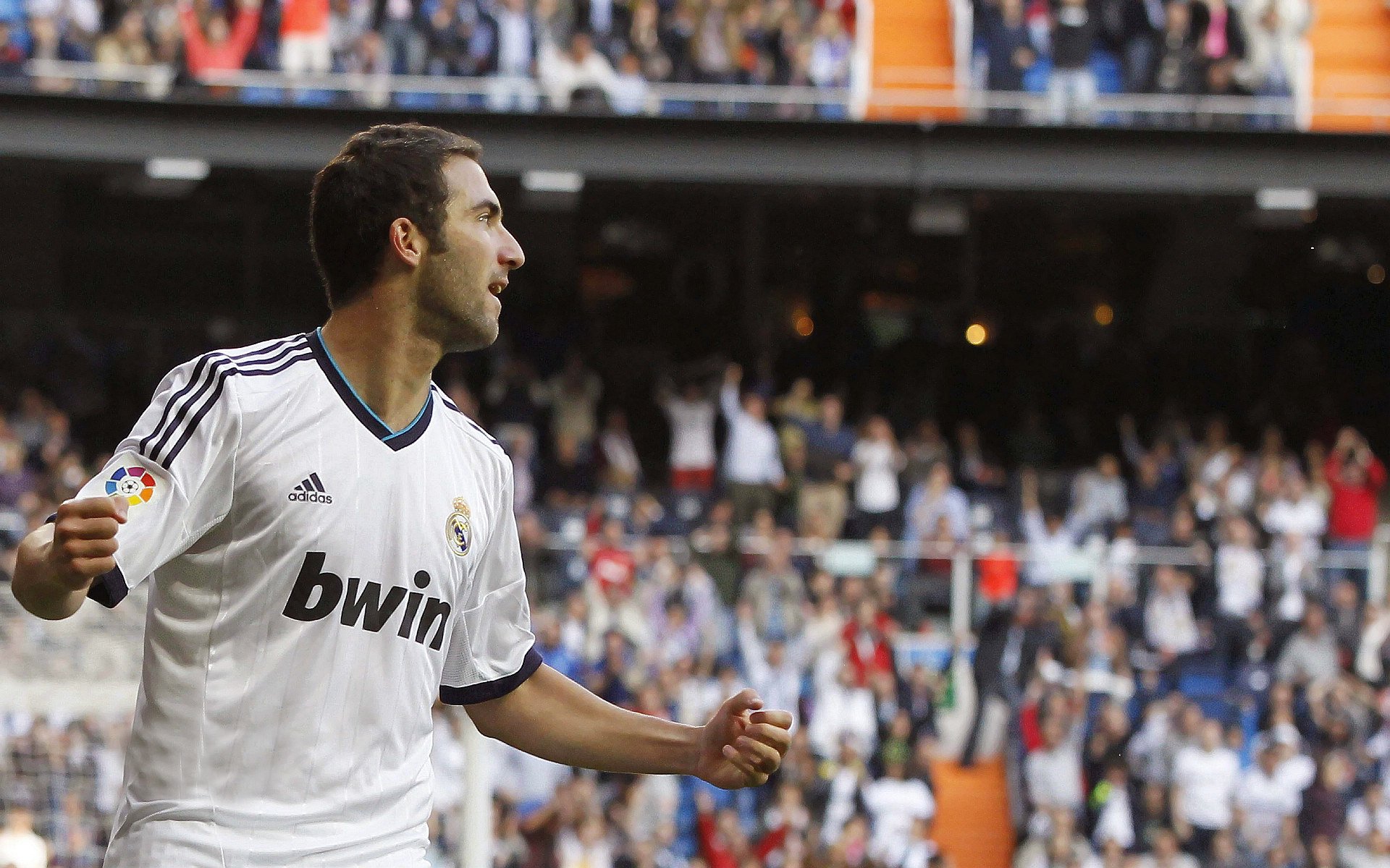 英超争冠白热化，曼城、阿森纳、利物浦三强鼎立，最后冲刺悬念迭起